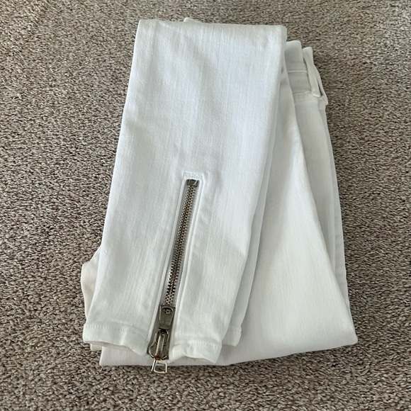 True Religion Mid-Rise White Skinny Jeans. - Picture 7 of 13